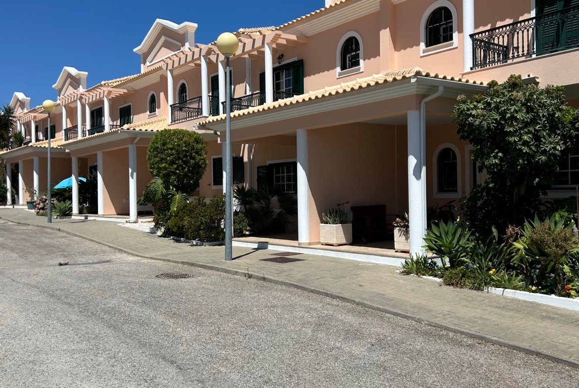 3 Bedroom Villa in Private Condominium with Pool – Albufeira, Algarve