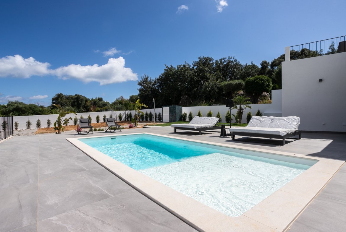 Exceptional Single-Level Villa with Pool & Ocean Views – Bias do Sul, Olhão