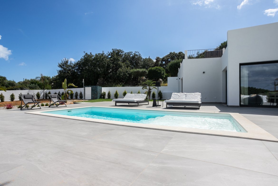 Exceptional Single-Level Villa with Pool & Ocean Views – Bias do Sul, Olhão