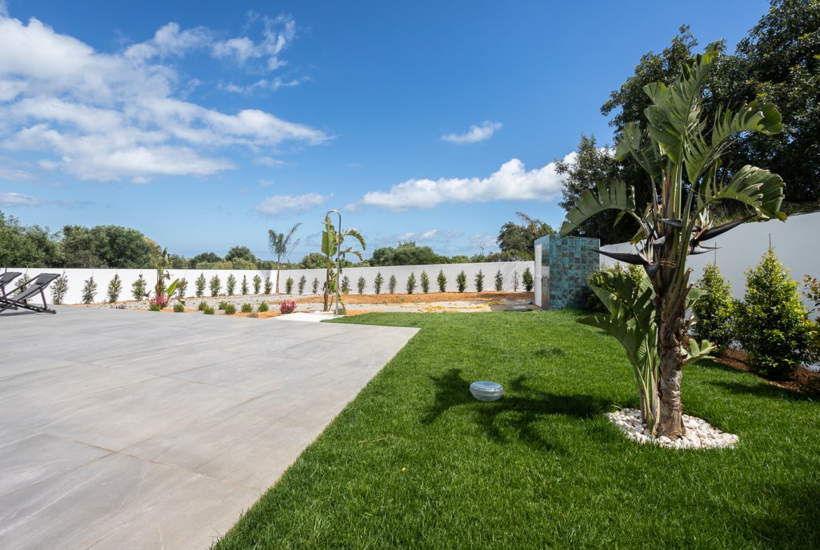Exceptional Single-Level Villa with Pool & Ocean Views – Bias do Sul, Olhão