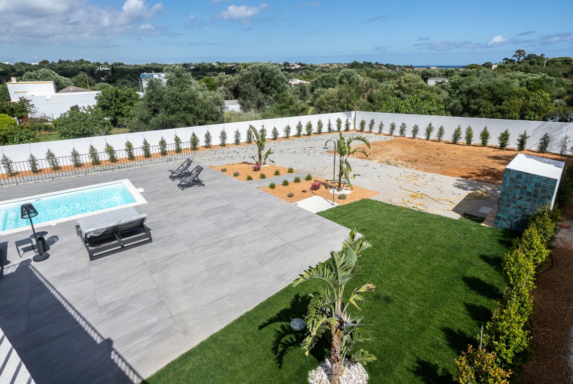 Exceptional Single-Level Villa with Pool & Ocean Views – Bias do Sul, Olhão