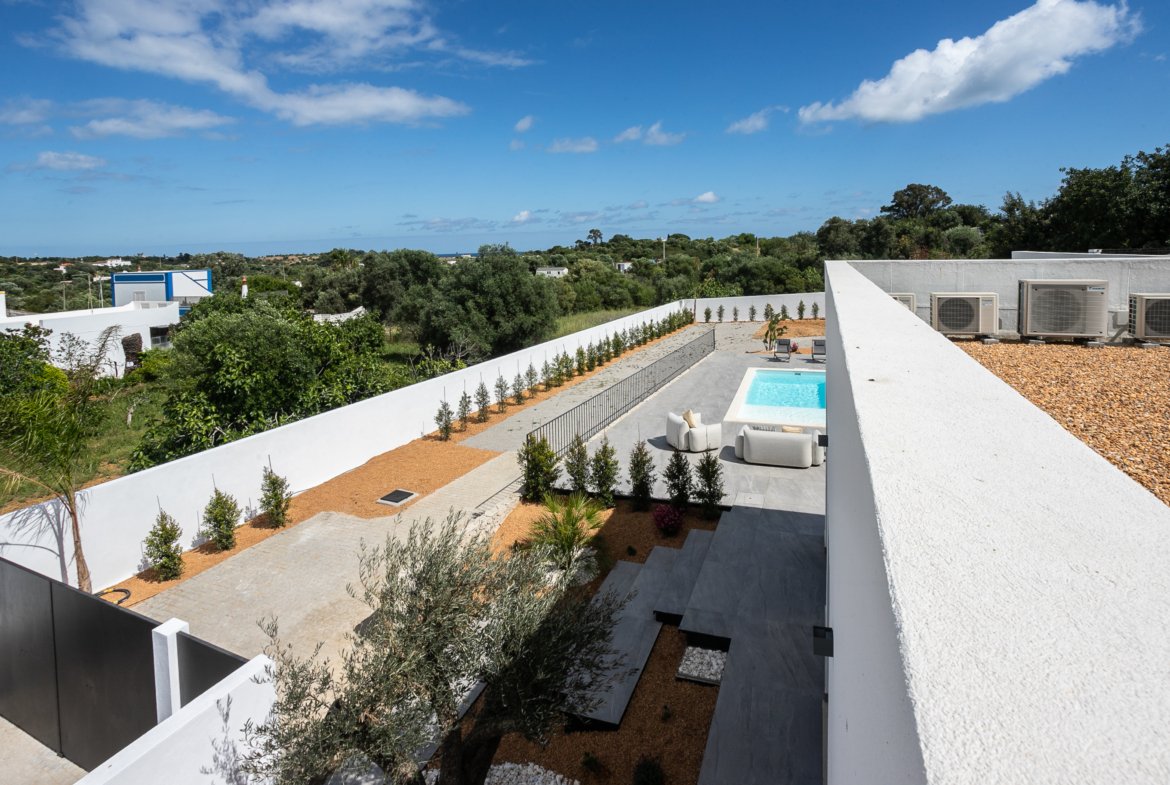 Exceptional Single-Level Villa with Pool & Ocean Views – Bias do Sul, Olhão