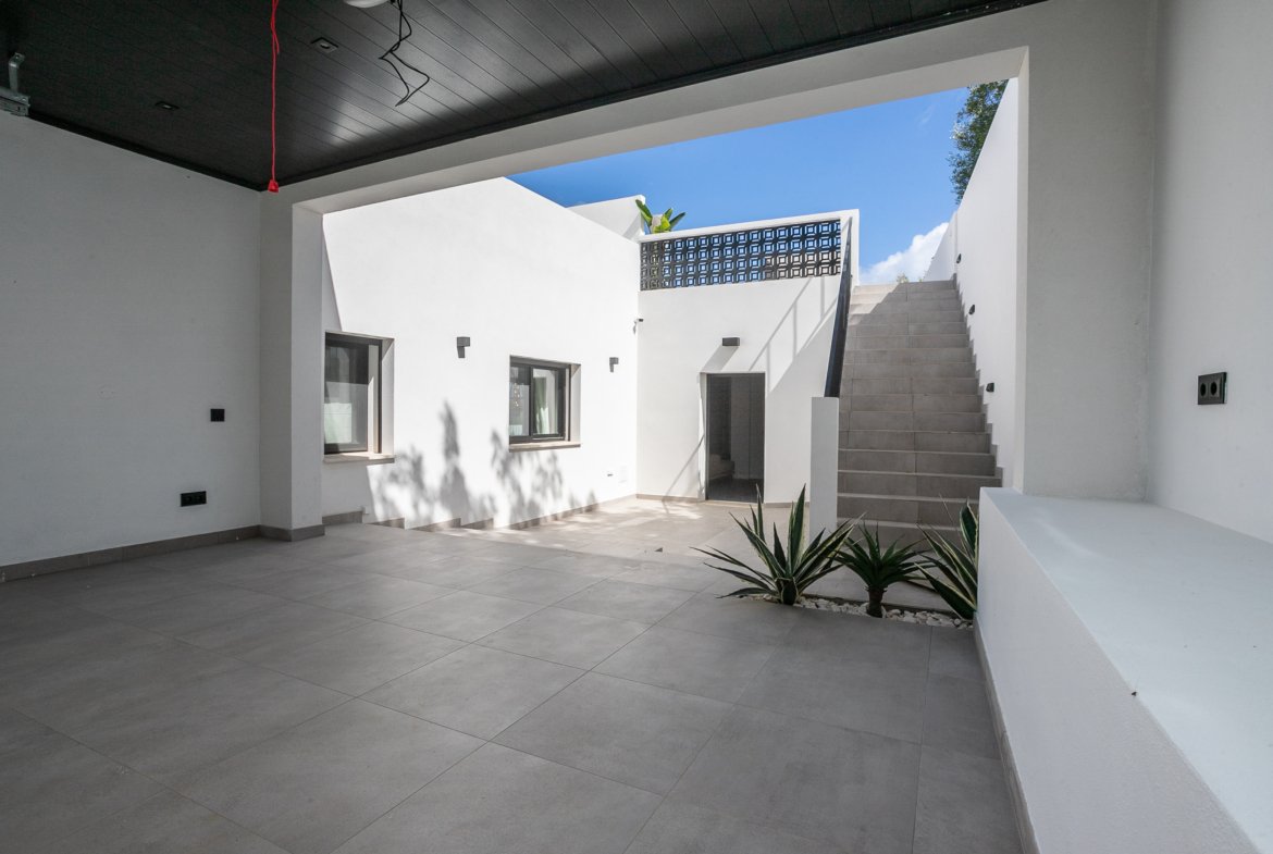 Exceptional Single-Level Villa with Pool & Ocean Views – Bias do Sul, Olhão