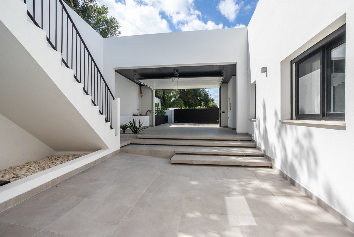 Exceptional Single-Level Villa with Pool & Ocean Views – Bias do Sul, Olhão