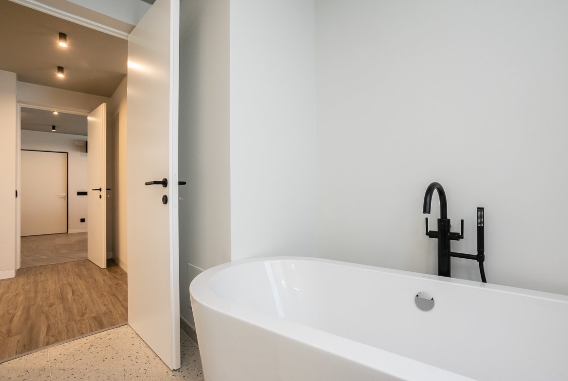 Exceptional Single-Level Villa with Pool & Ocean Views – Bias do Sul, Olhão