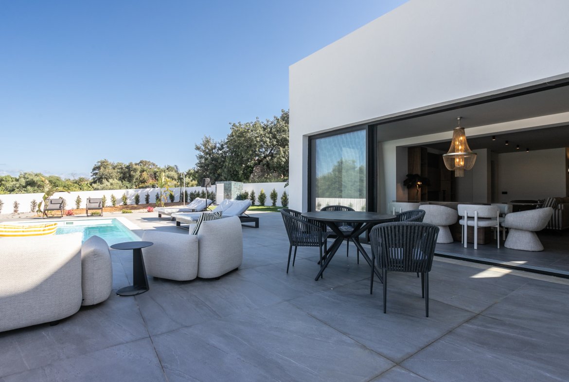 Exceptional Single-Level Villa with Pool & Ocean Views – Bias do Sul, Olhão