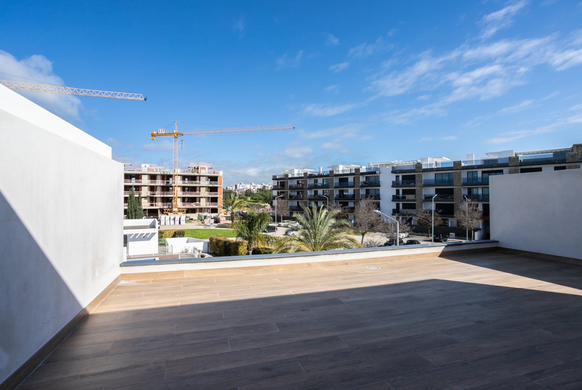 New T4+1 Villa in Tavira – Sea Views, Rooftop & Private Pool
