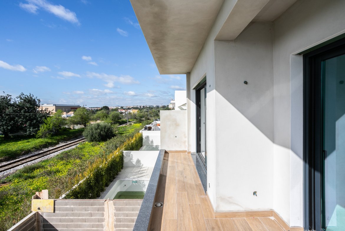 New T4+1 Villa in Tavira – Sea Views, Rooftop & Private Pool
