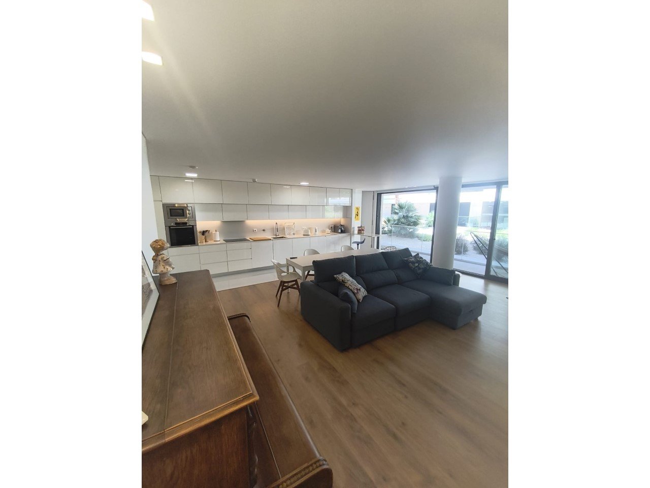 Interior of the T4 apartment for sale in Olhão